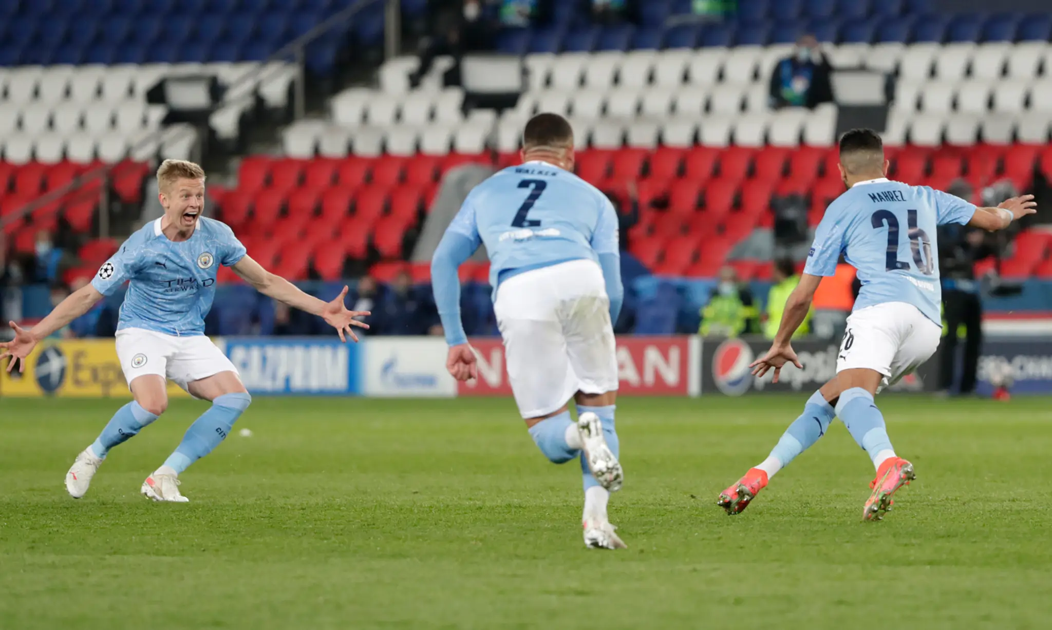 Riyad Mahrez (vpravo) oslavuje so spoluhráčmi svoj gól do siete PSG.