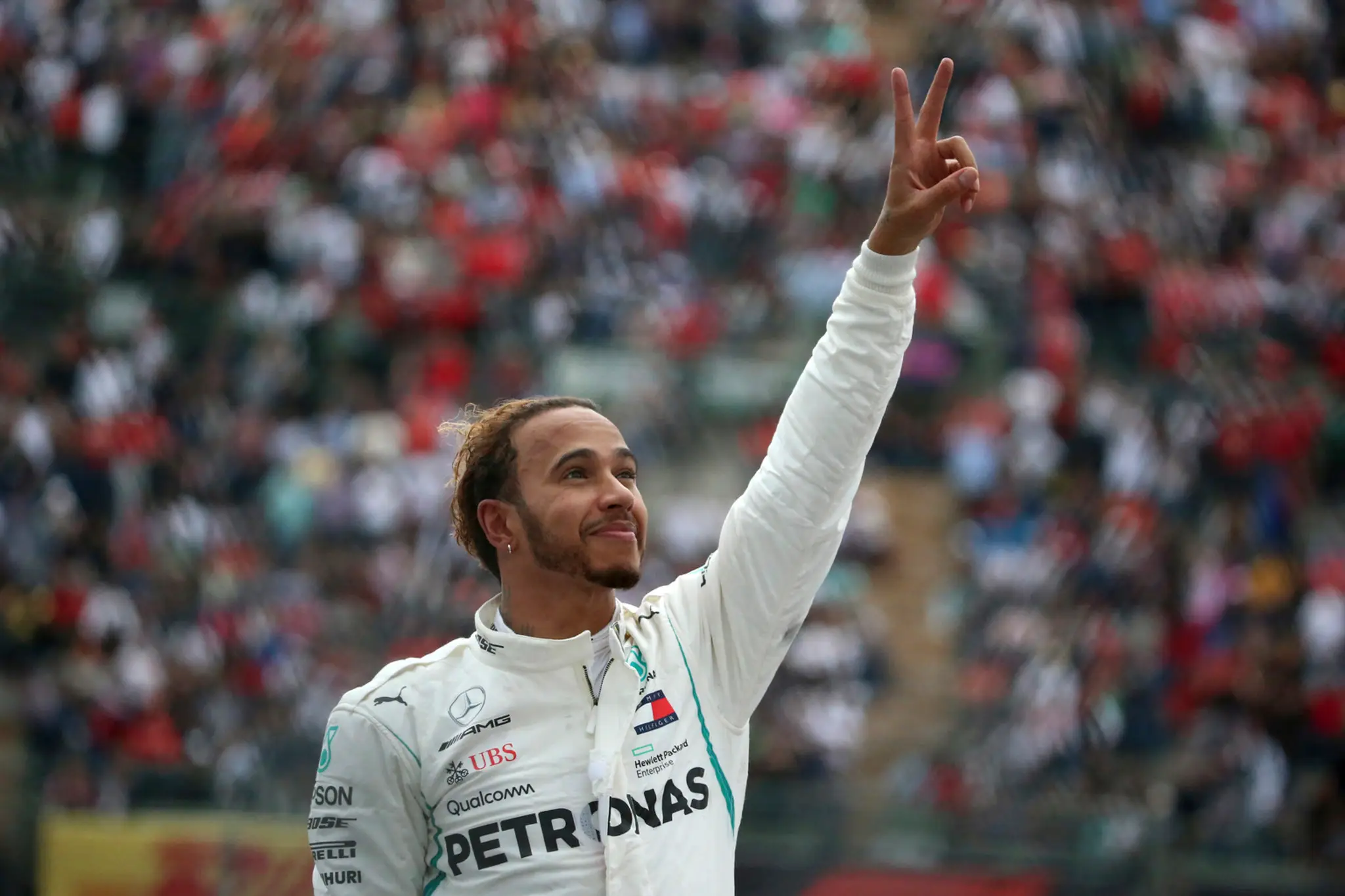 Lewis Hamilton z Mercedesu oslavuje zisk titulu majstra sveta.