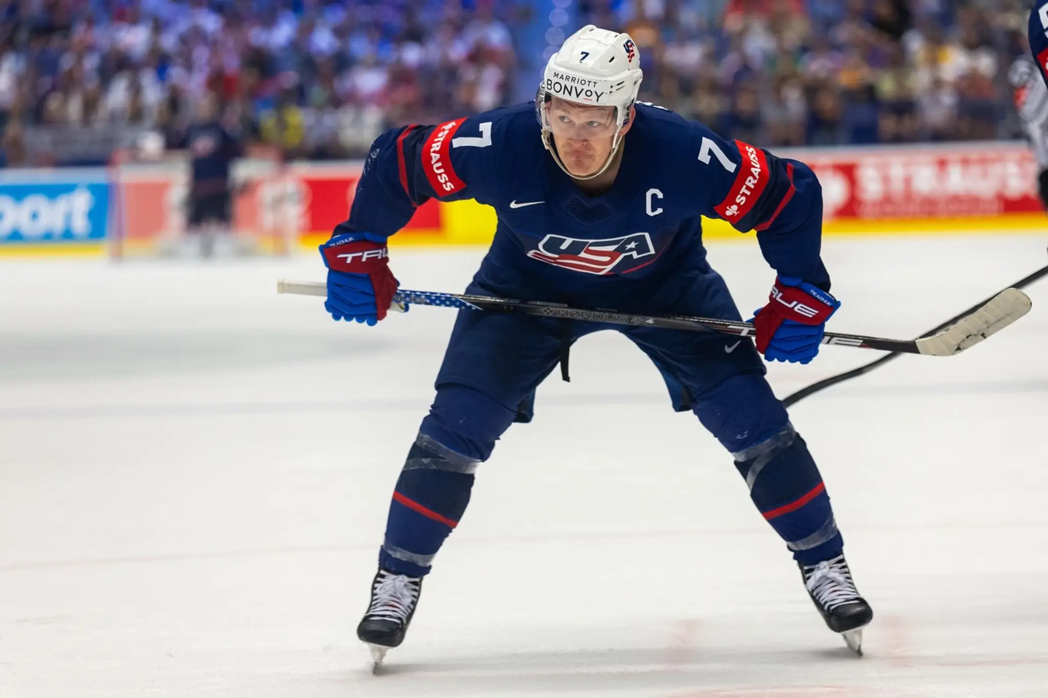 Kapitán hokejistov USA Brady Tkachuk.