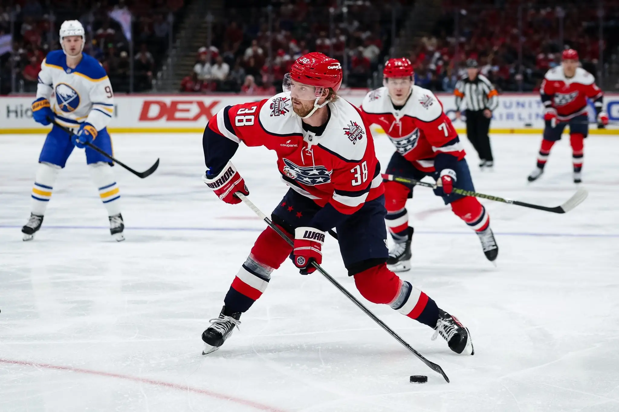 Obranca Washingtonu Capitals Rasmus Sandin.