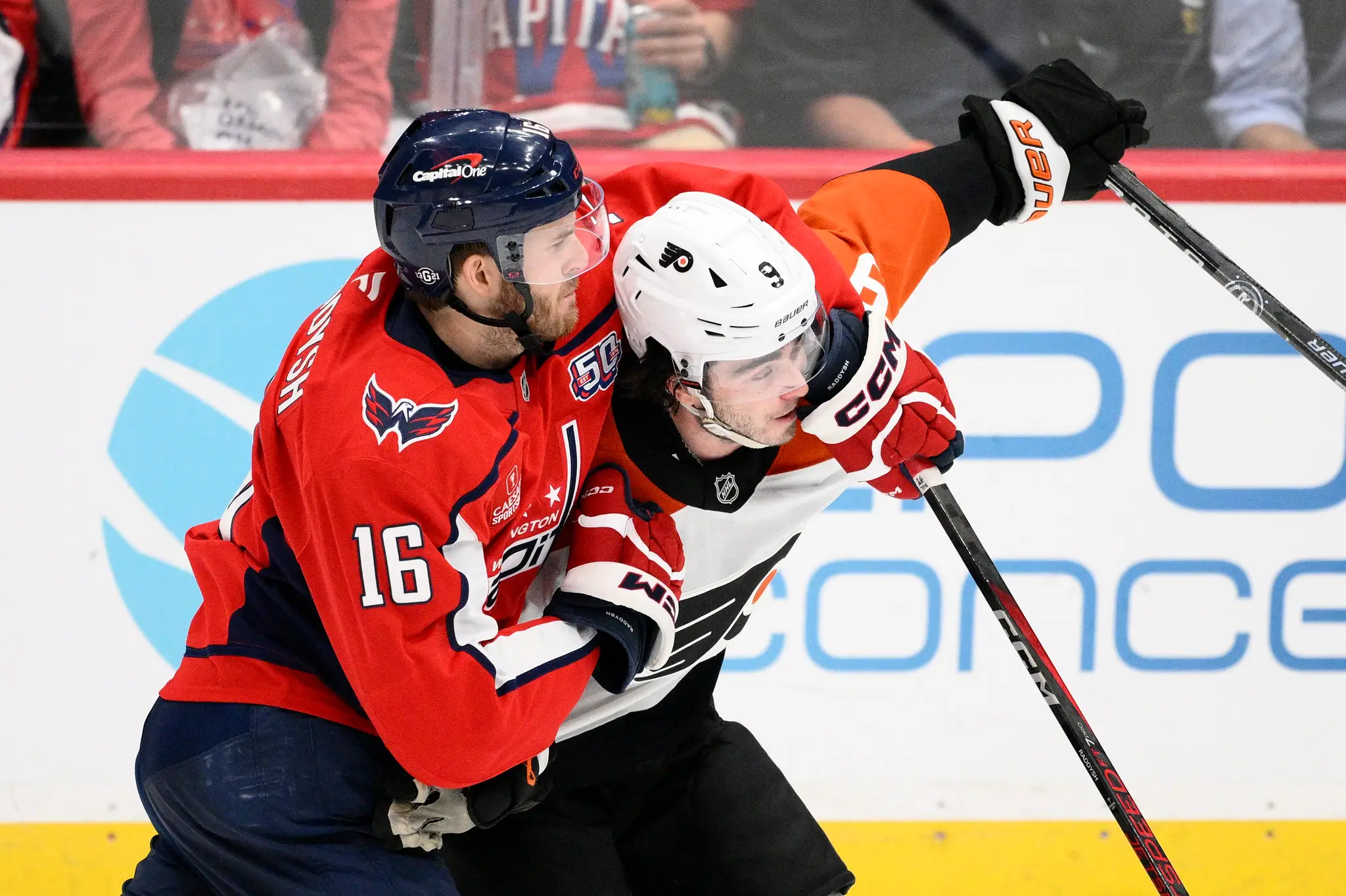 Na sníme pravé krídlo Washingtonu Capitals Taylor Raddysh.
