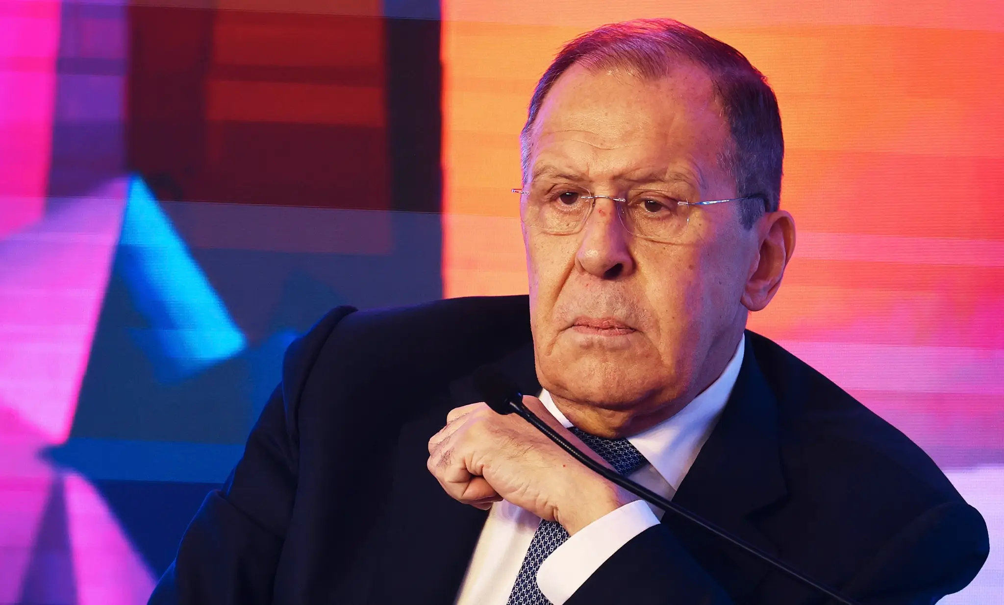 Ruský minister zahraničných vecí Sergej Lavrov na medzinárodnej konferencii Raisina Dialog v Indii.