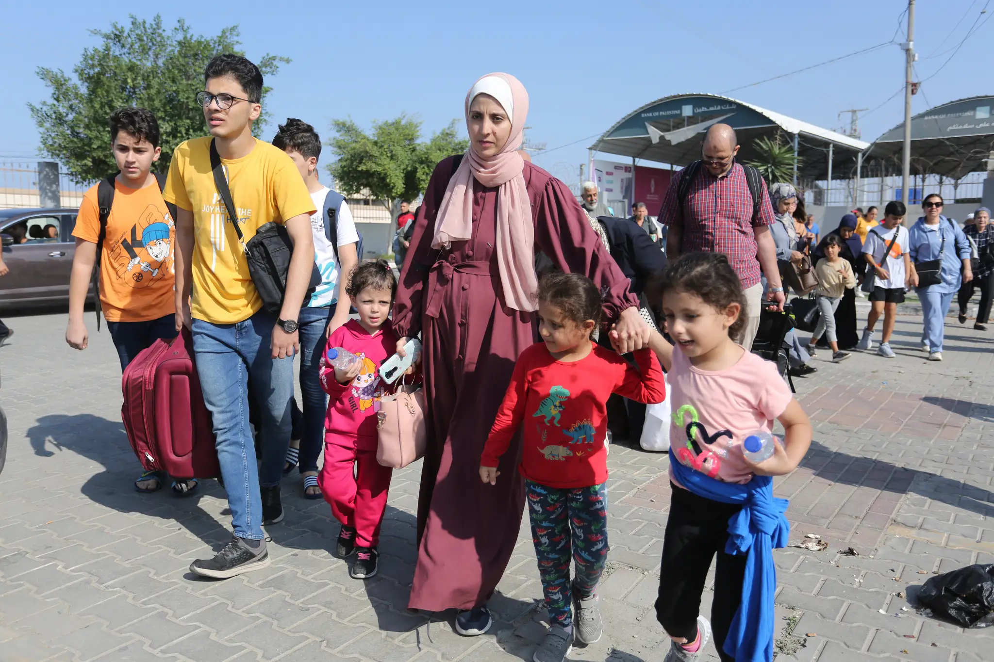 Palestínčania prekračujú hraničný priechod medzi pásmom Gazy a Egyptom