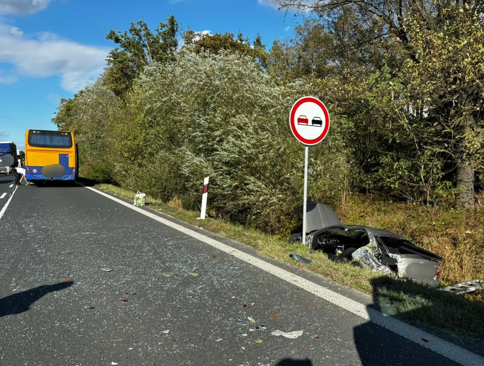 Medzi Kútmi a Holíčom sa v okrese Senica v stredu poobede zrazil autobus s osobným autom