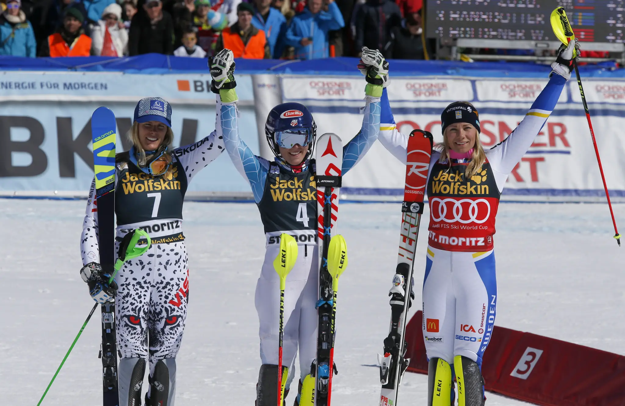 Slovenská lyžiarka Veronika Velez- Zuzulová (vľavo) sa teší z druhého miesta