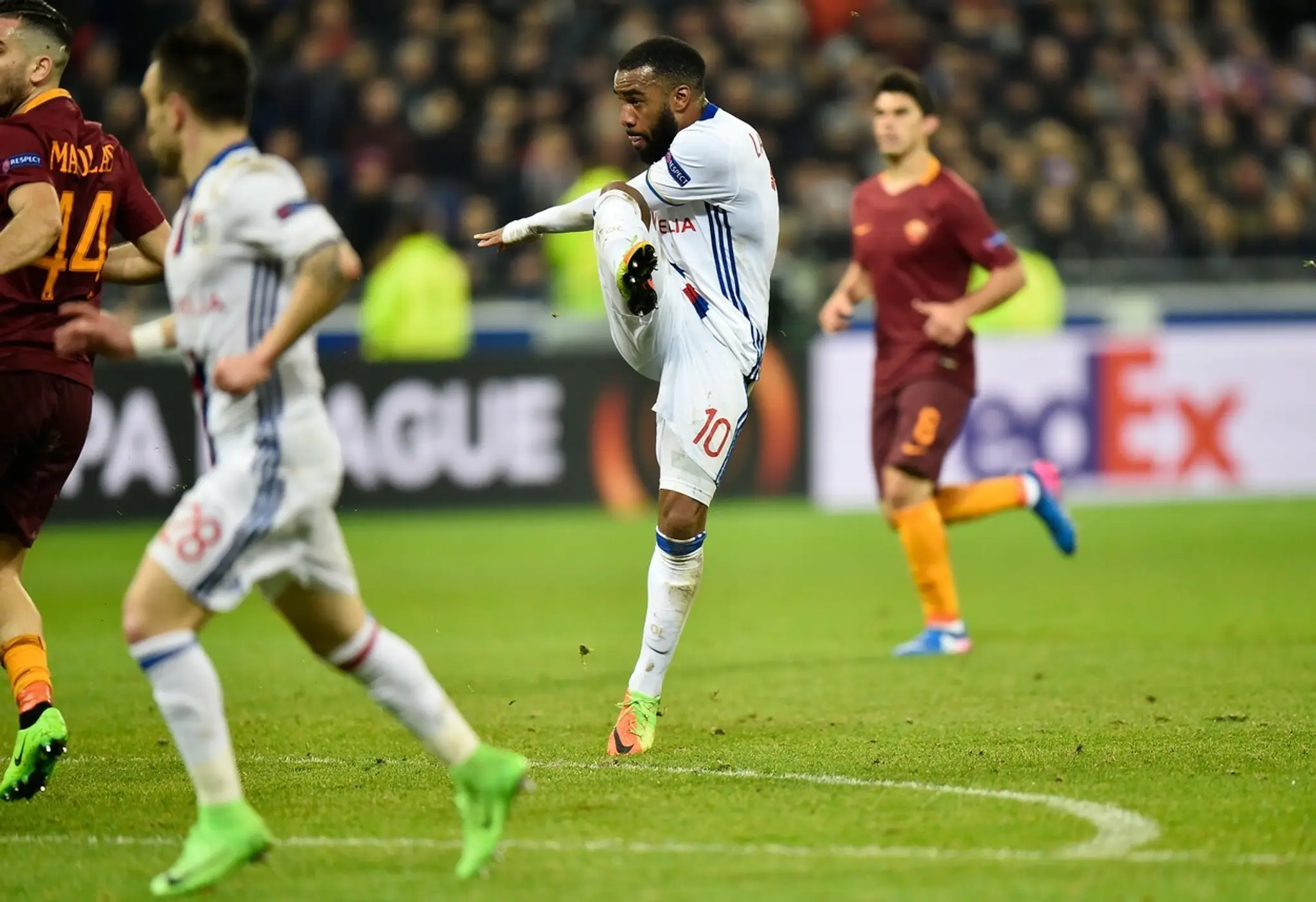 Alexandre Lacazette strieľa exportný gól.