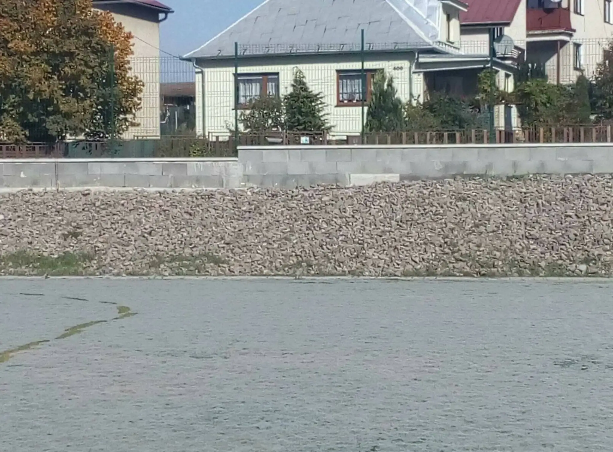 Ihrisko pripomína ľadovú plochu.