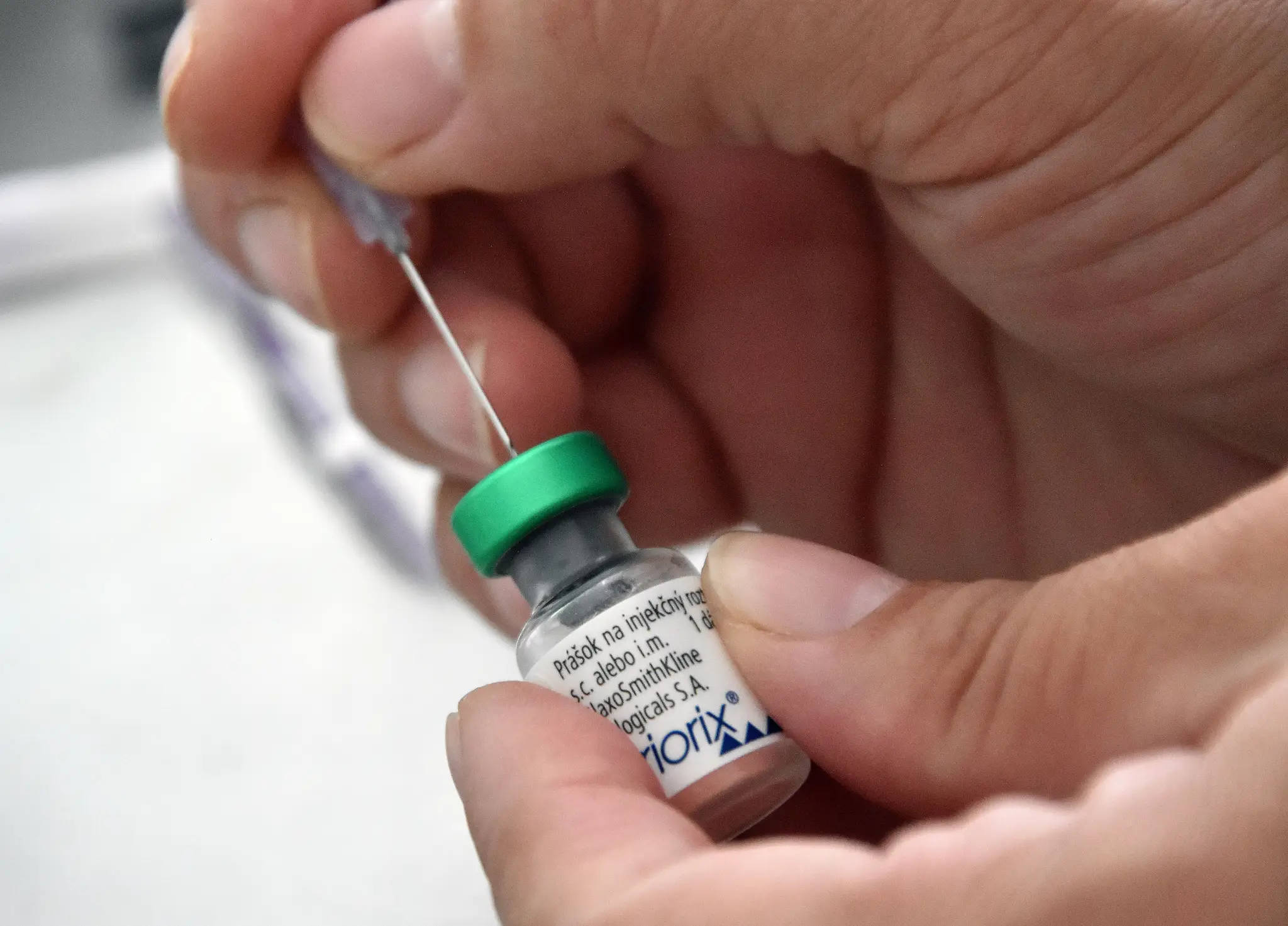 Na snímke príprava očkovacej látky proti osýpkam  v súkromnej detskej ambulancii v areáli nemocnice Svet zdravia v Trebišove.