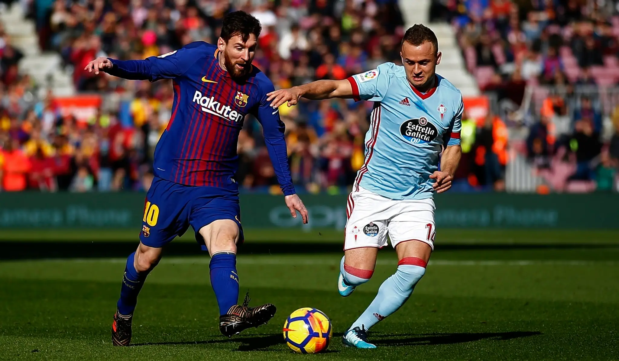 Hráč Barcelony Lionel Messi a stredopoliar Celty Slovák Stanislav Lobotka v súboji o loptu.
