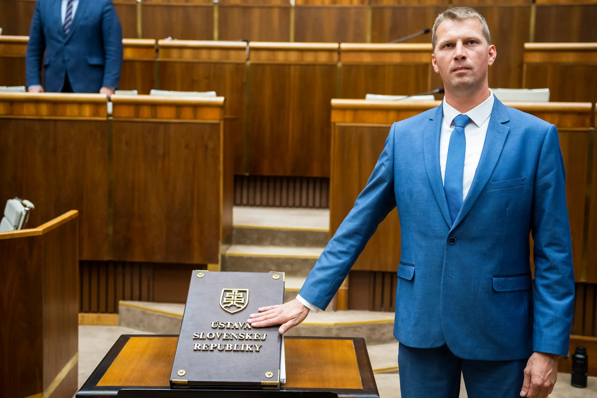 Na snímke poslanec Peter Cseh (OĽANO) skladá sľub počas hlasovania o odvolaní ministra financií. 