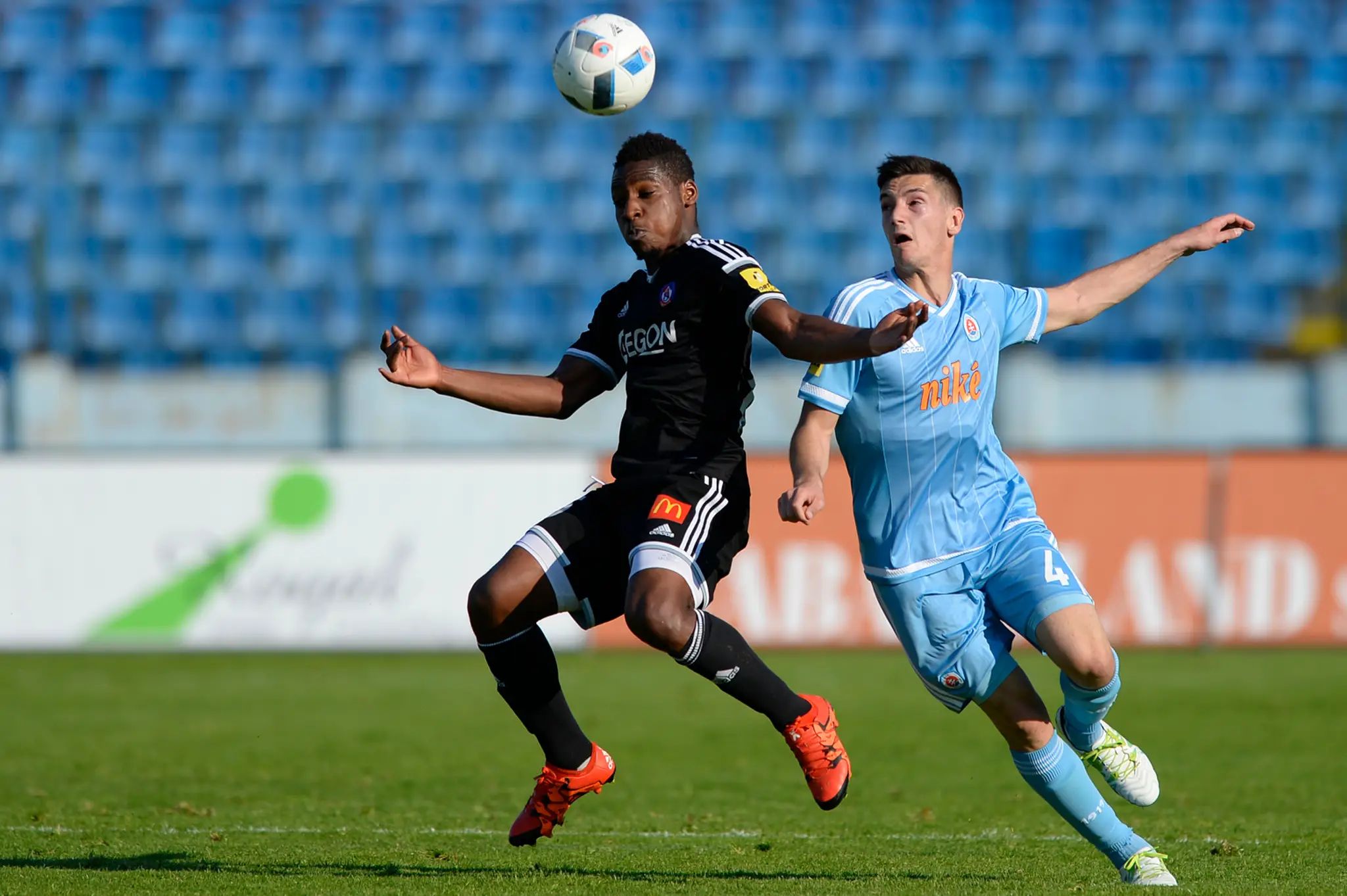 Na snímke vpravo Vukan Savičevič (Slovan) a Kingsley Madu (Trenčín).