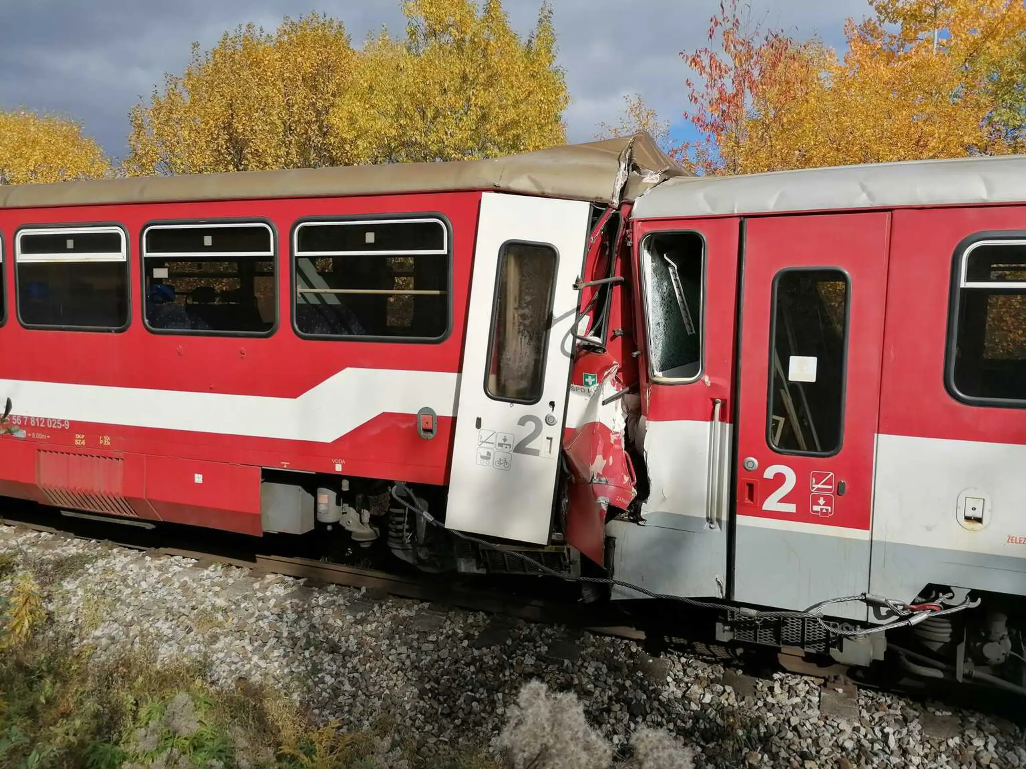 Náhradný rušeň narazil do vlaku.