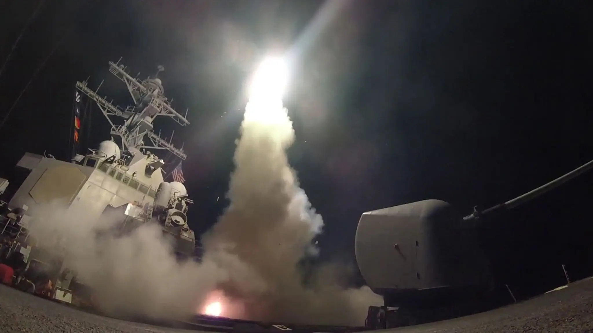 Torpédoborec amerického námorníctva USS Porter odpaľuje útočnú raketu Tomahawk v Stredozemnom mori.profimedia-0328243753