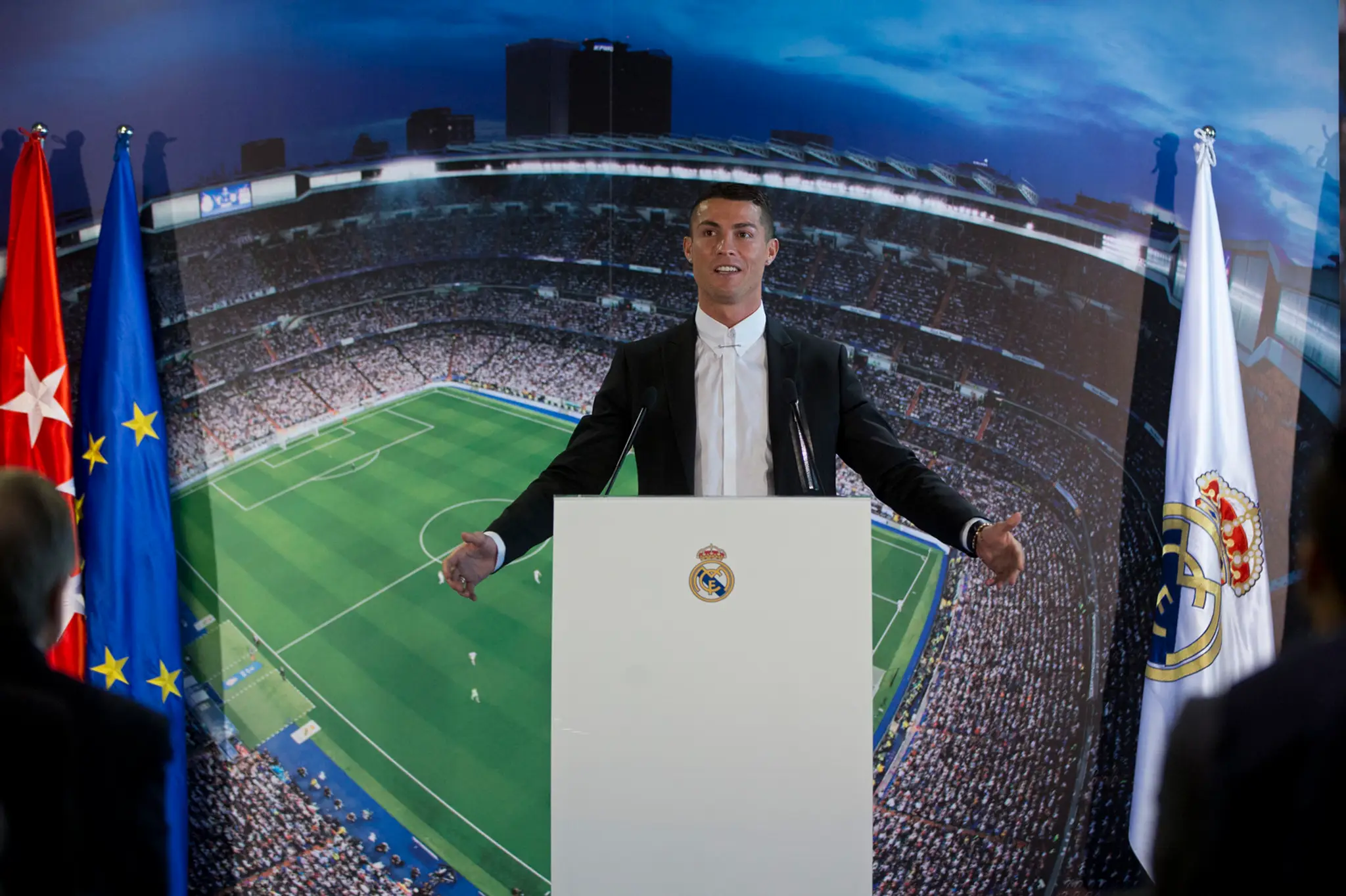 Cristiano Ronaldo počas príhovoru po podpise novej hráčskej zmluvy na štadióne Santiago Bernabeu v Madride.