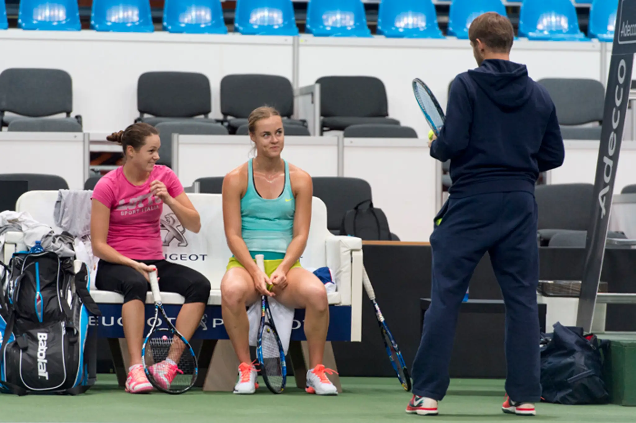 Jana Čepelová (vľavo) a Anna Karolína Schmiedlová a kapitán fedcupového tímu Matej Lipták.