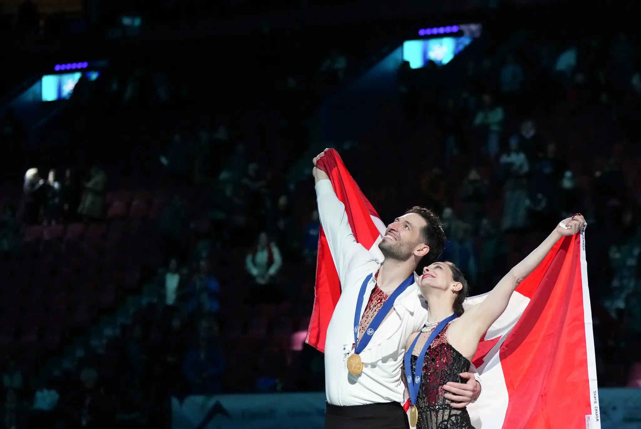 Kanadská športová dvojica Deanna Stellatová-Dudeková a Maxime Deschamps pózujú po zisku zlatej medialy