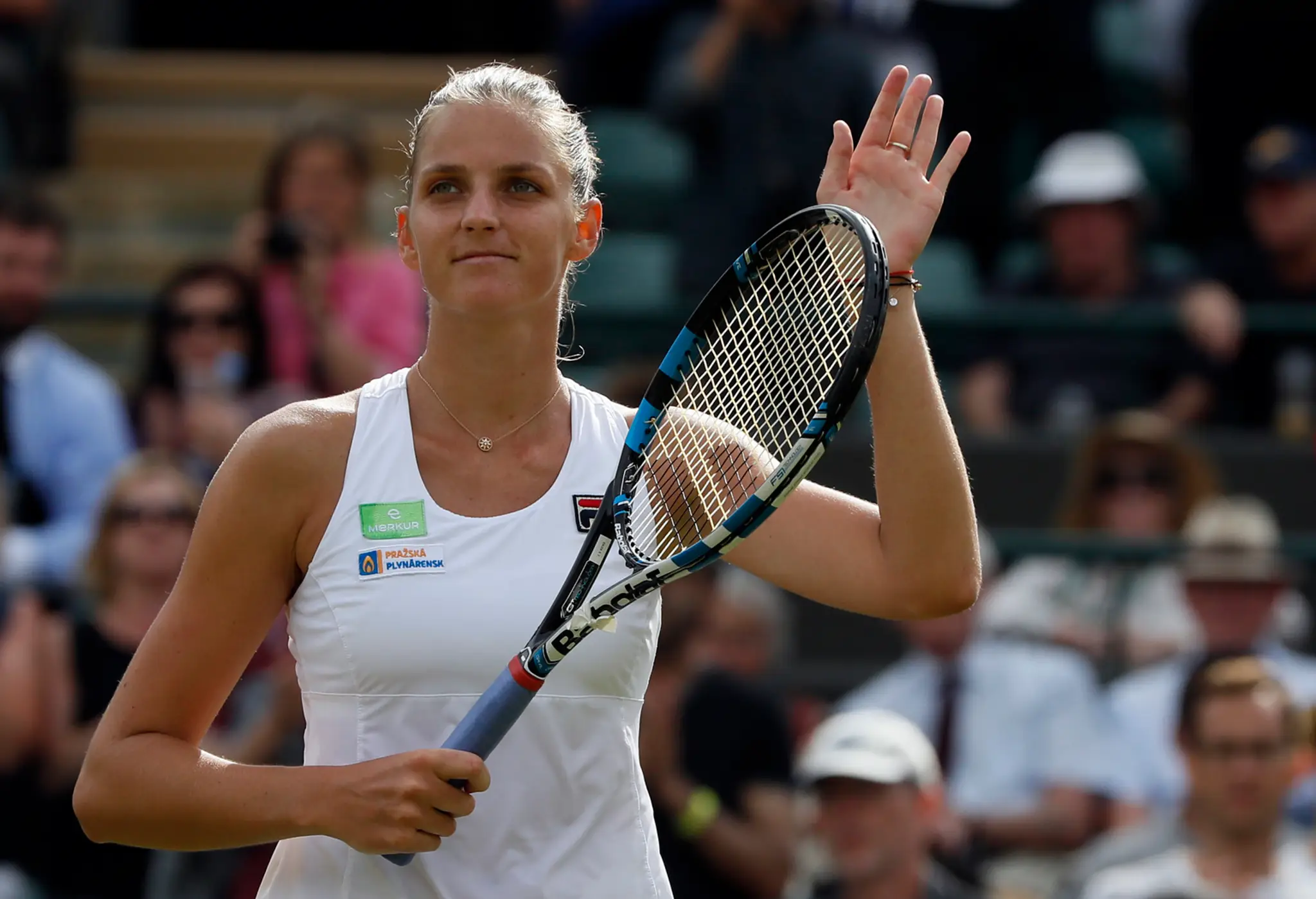 Karolína Plíšková ďakuje fanúšikom po zápase Wimbledonu 2017.