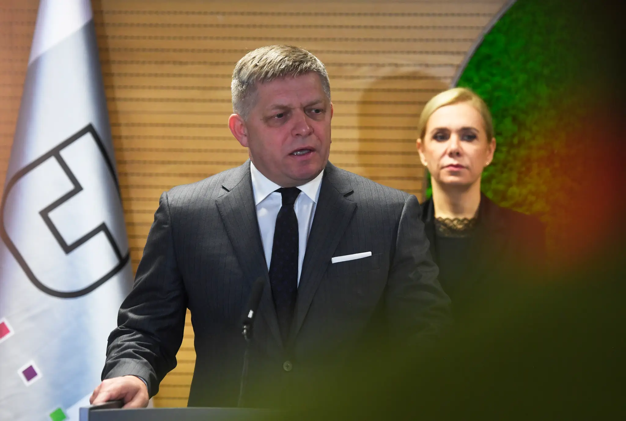 Predseda vlády Robert Fico a ministerka hospodárstva Denisa Saková.