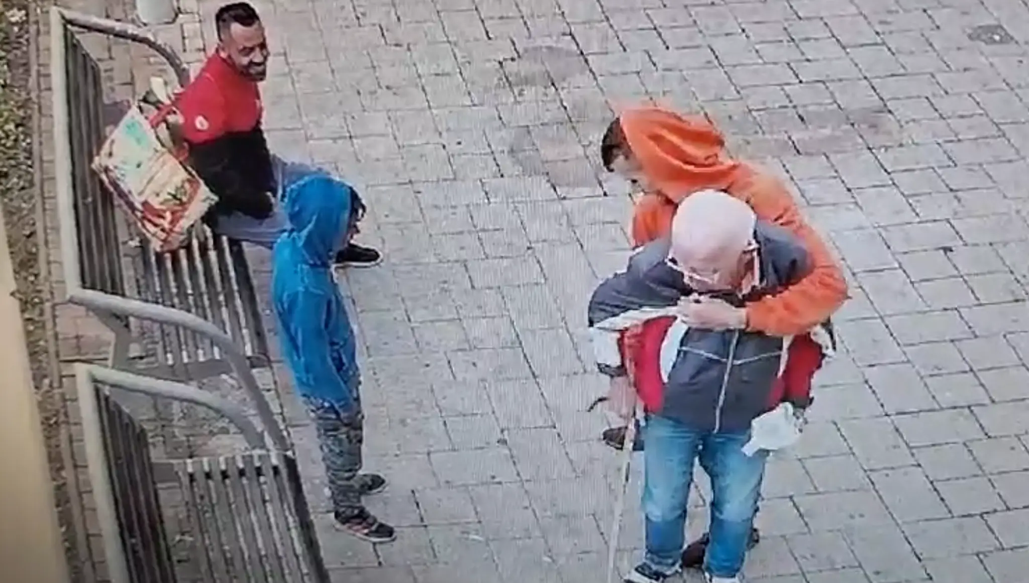 Skupina mužov napadla a okradla seniora. 