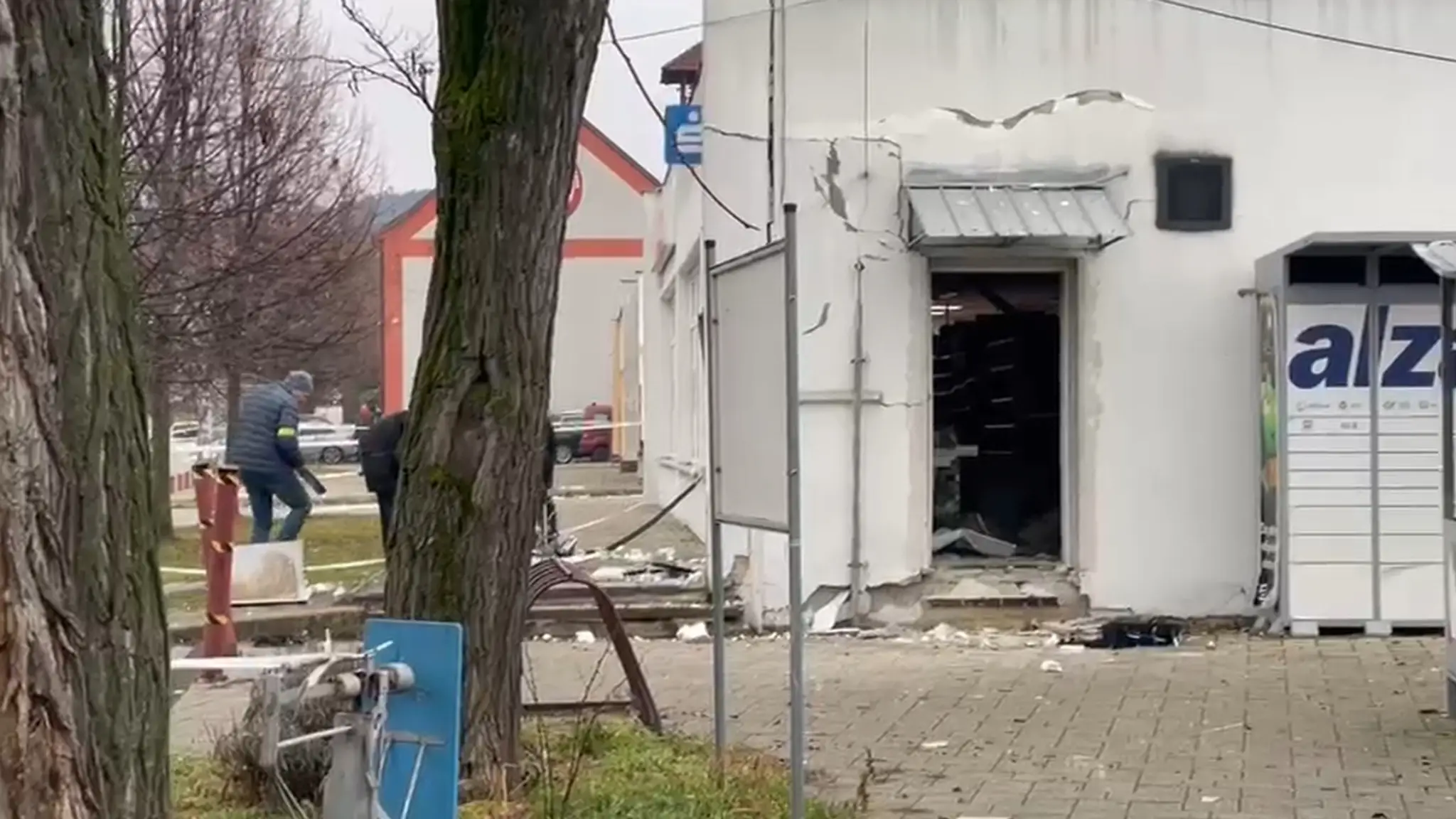 Obchod po výbuchu bankomatu.