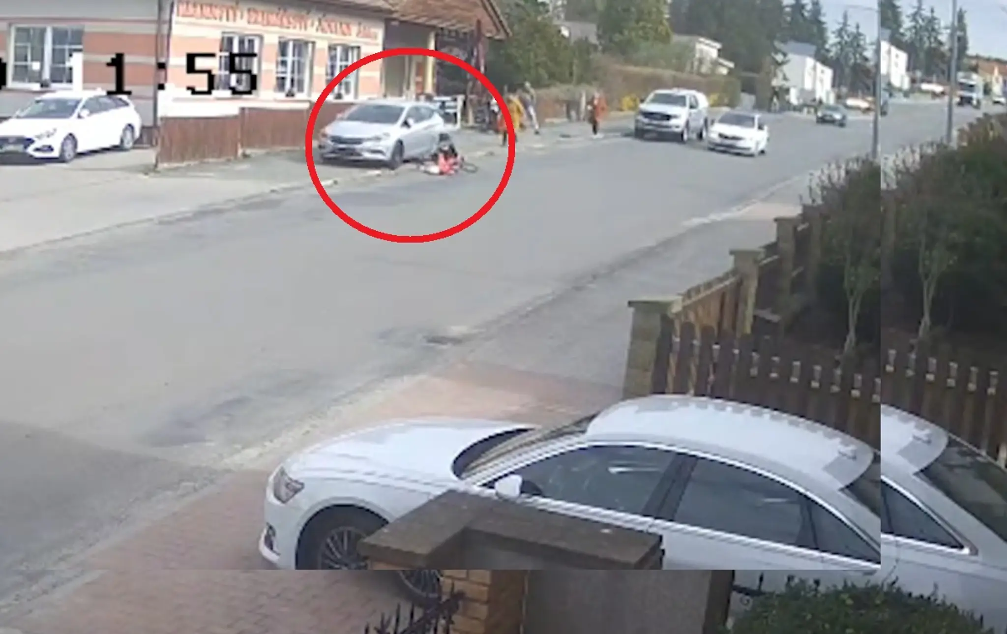 Nezabrzdené auto zrazilo tehotnú ženu s dcérou v kočíku.