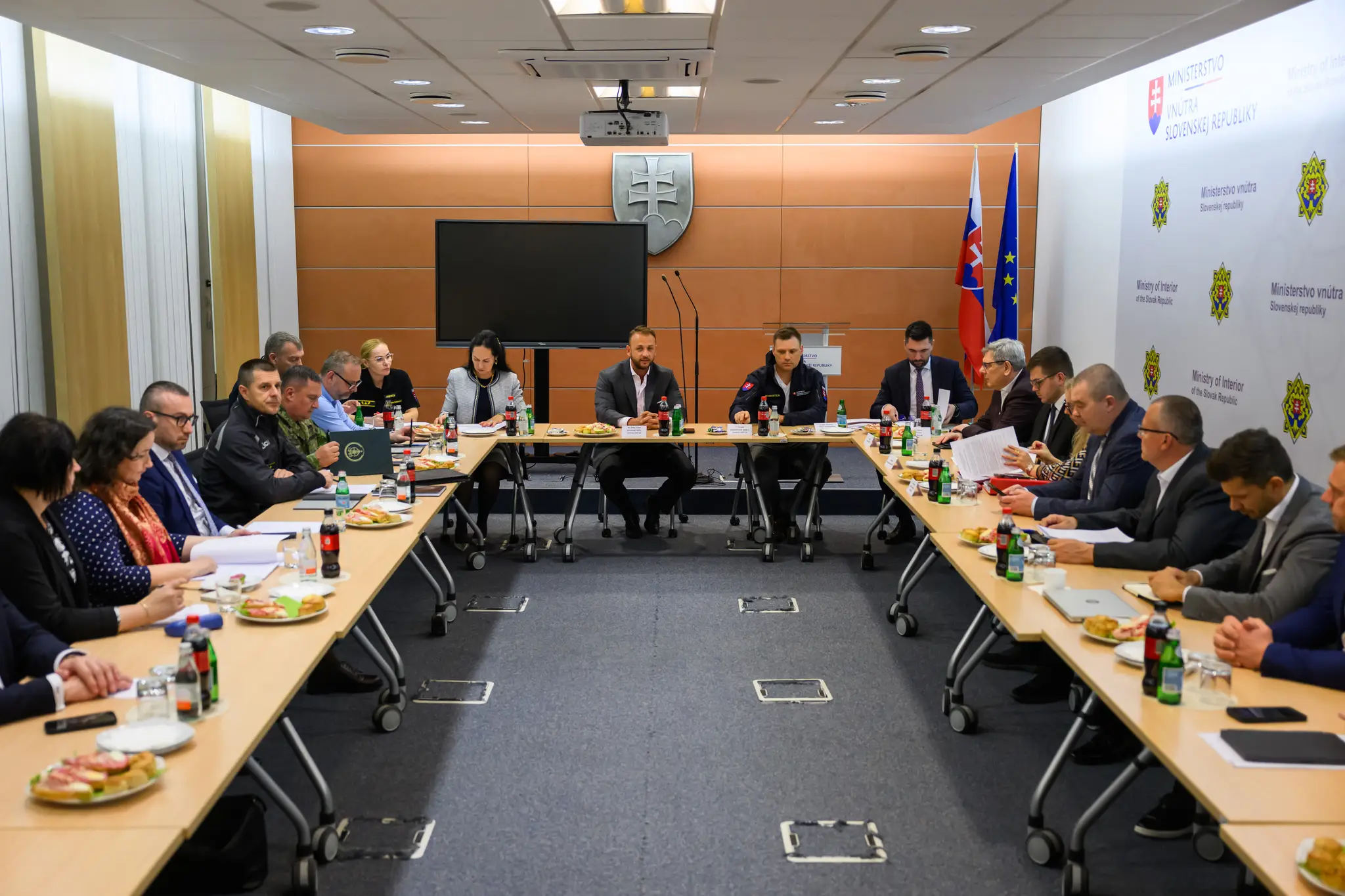 Zasadnutie Ústredného krízového štábu z dôvodu vyhlásenia mimoriadnej situácie v súvislosti s nákazou slintačky a krívačky na celom území SR.