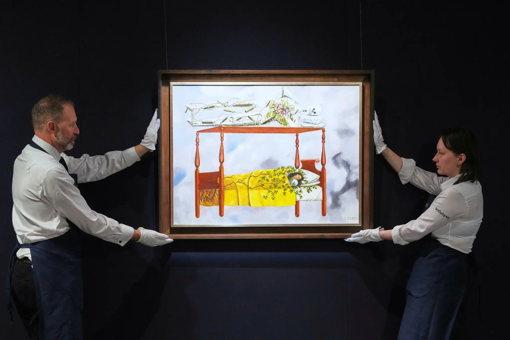 Na archívnej snímke z 19. septembra 2025 autoportrét mexickej umelkyne Fridy Kahlo s názvom Sen (Posteľ)/El Sueo (La Cama) vystavená v aukčnej sieni Sotheby's v Londýne. 