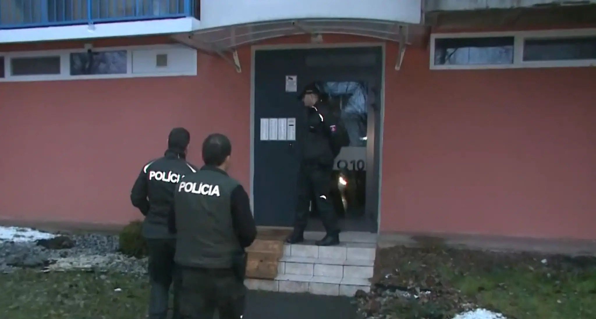 Polícia držala muža v byte niekoľko hodín. 