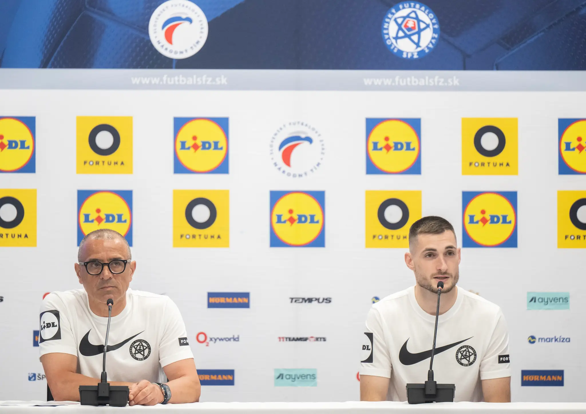 Vľavo tréner slovenských reprezentantov Francesco Calzona a vpravo hráč Matúš Bero.