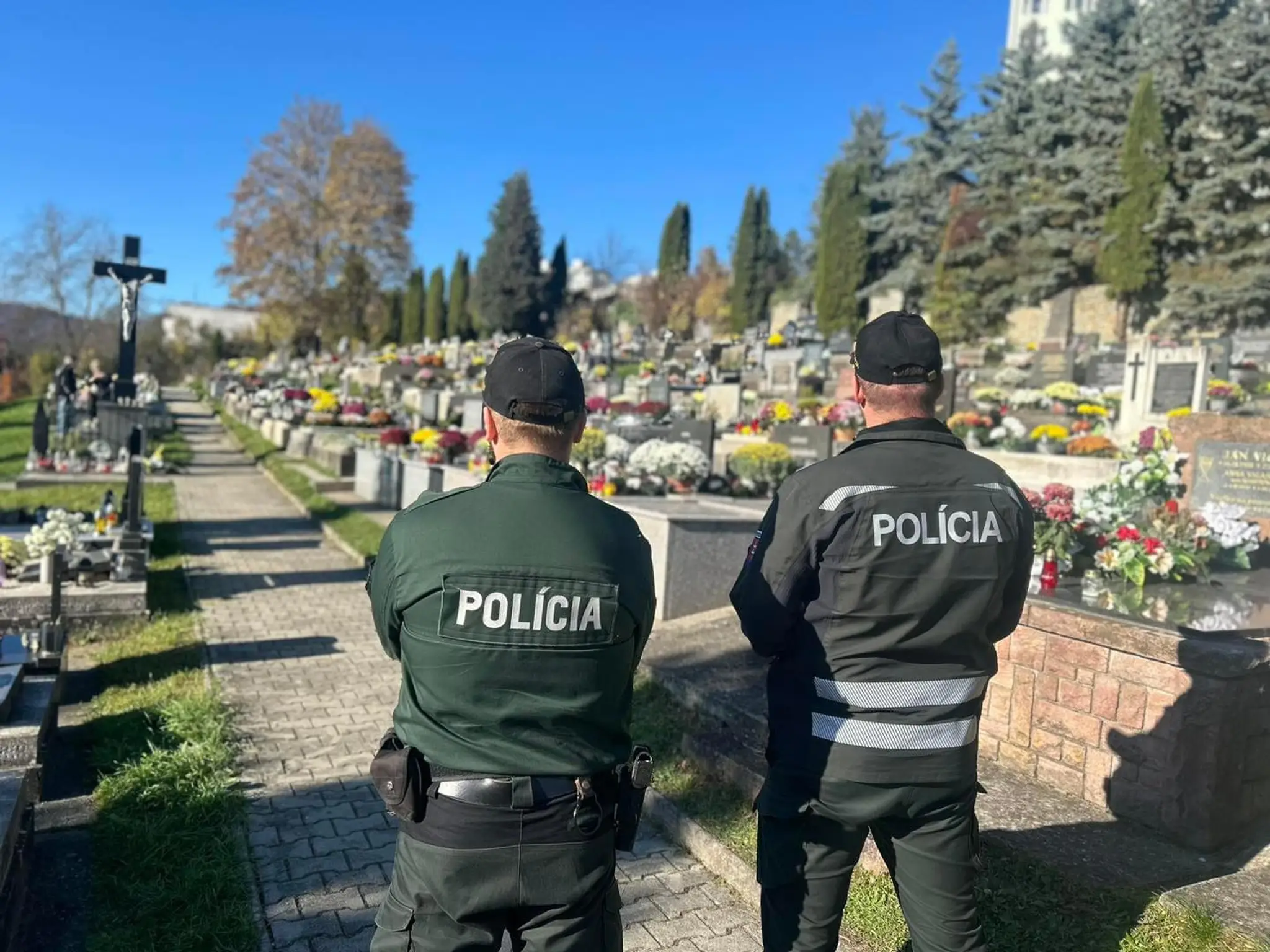 Policajti na cintoríne