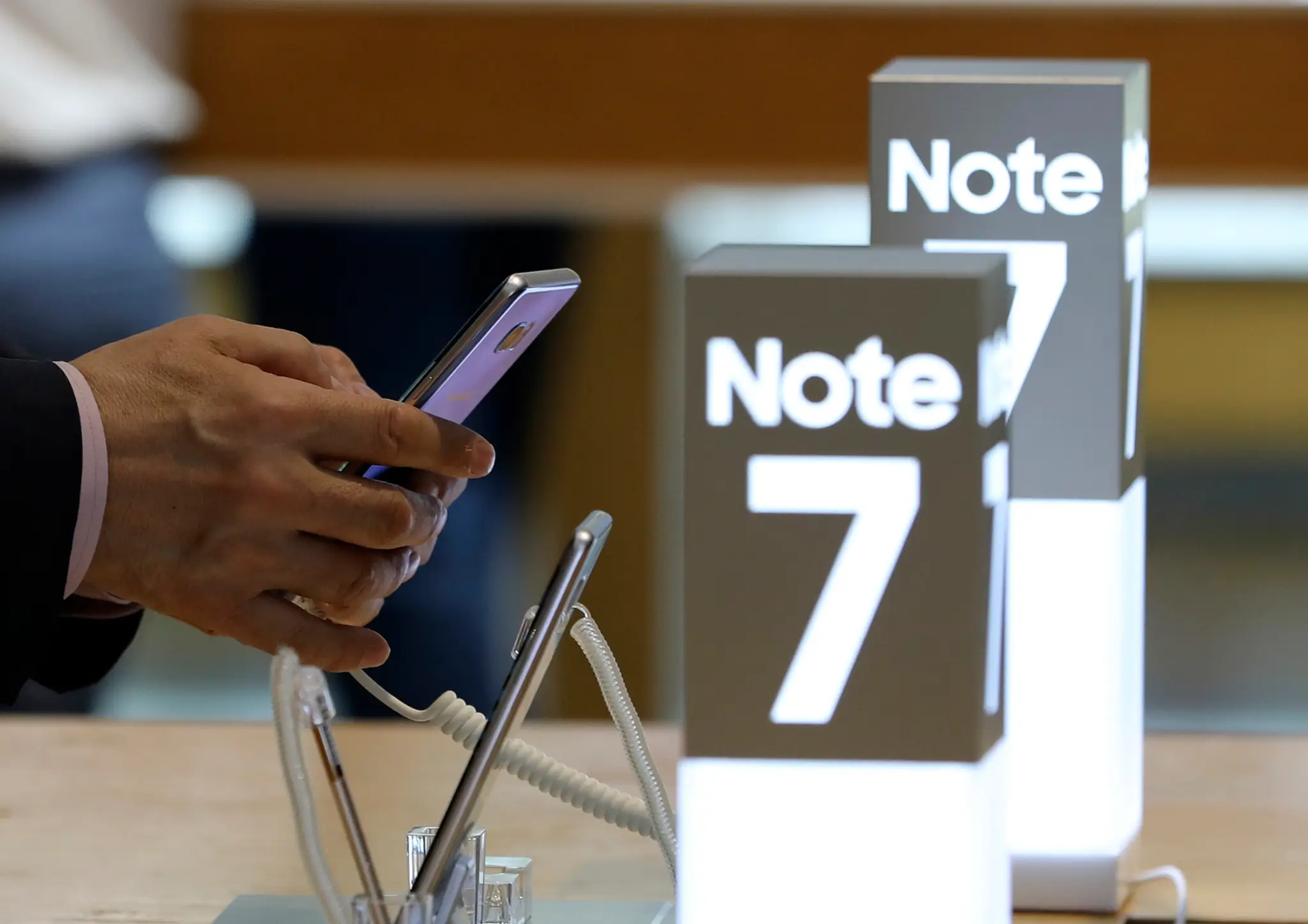 Zákazník si prezerá nový smartfón  Galaxy Note 7 