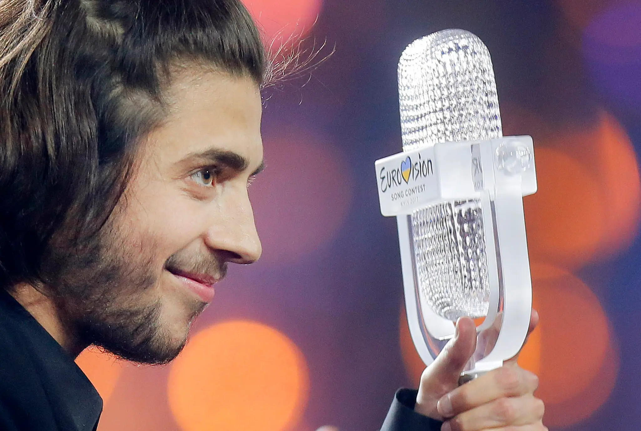 Portugalský spevák Salvador Sobral zvíťazil vo finále pesničkovej súťaže Eurovízia 2017