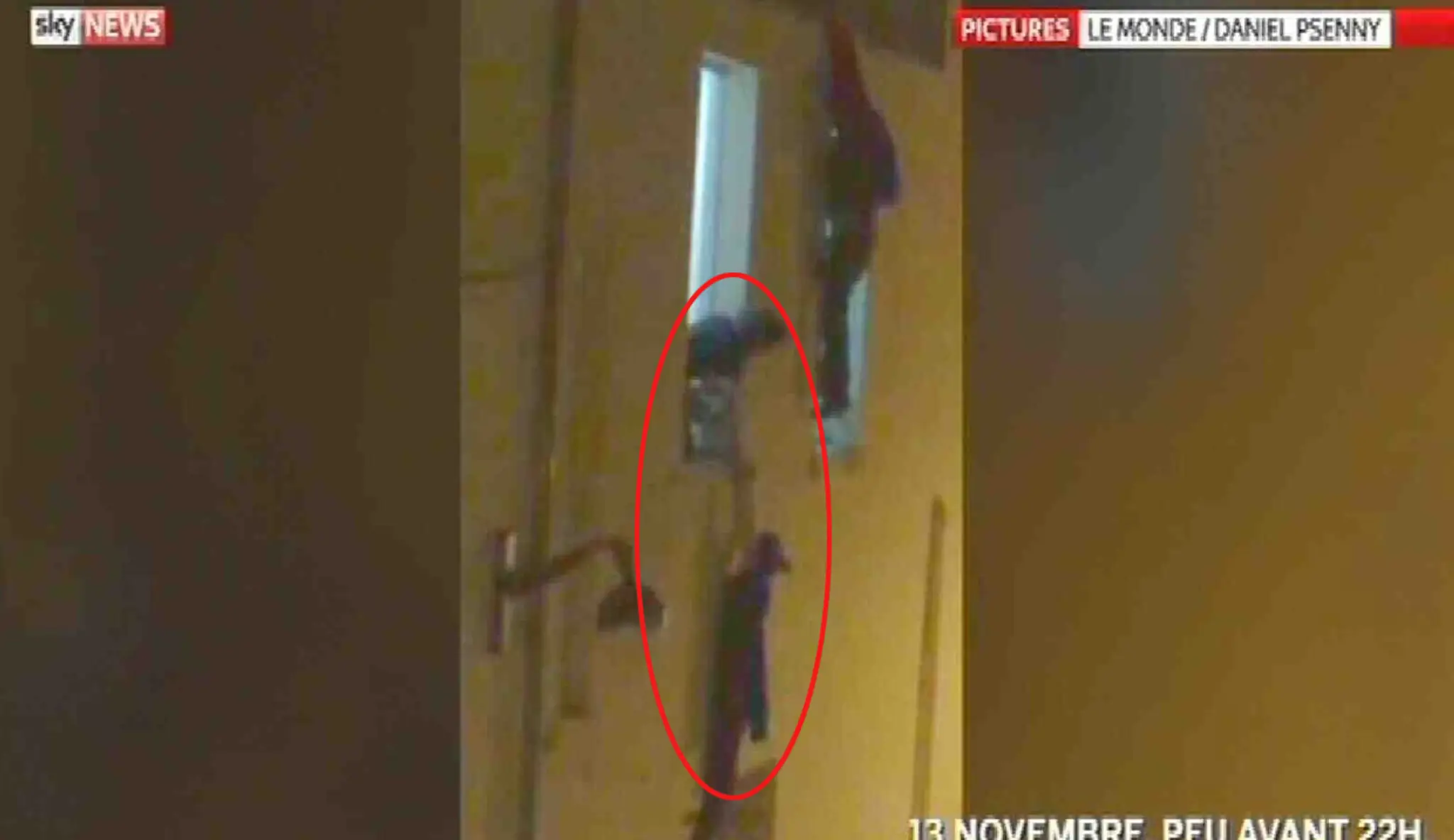 Po útoku teroristov v Paríži visela tehotná žena v okne. Dnes má krásnu dcérku