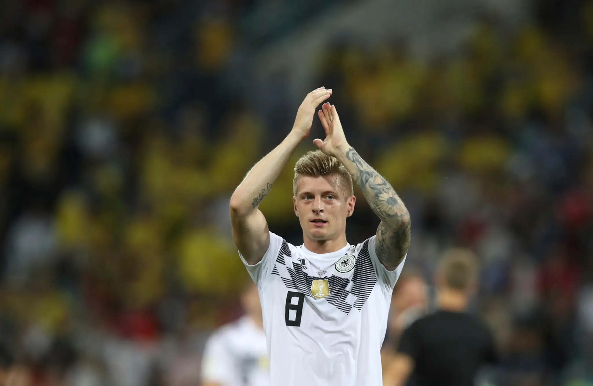 Nemec Toni Kroos ďakuje fanúšikom po dueli so Švédskom na MS 2018.