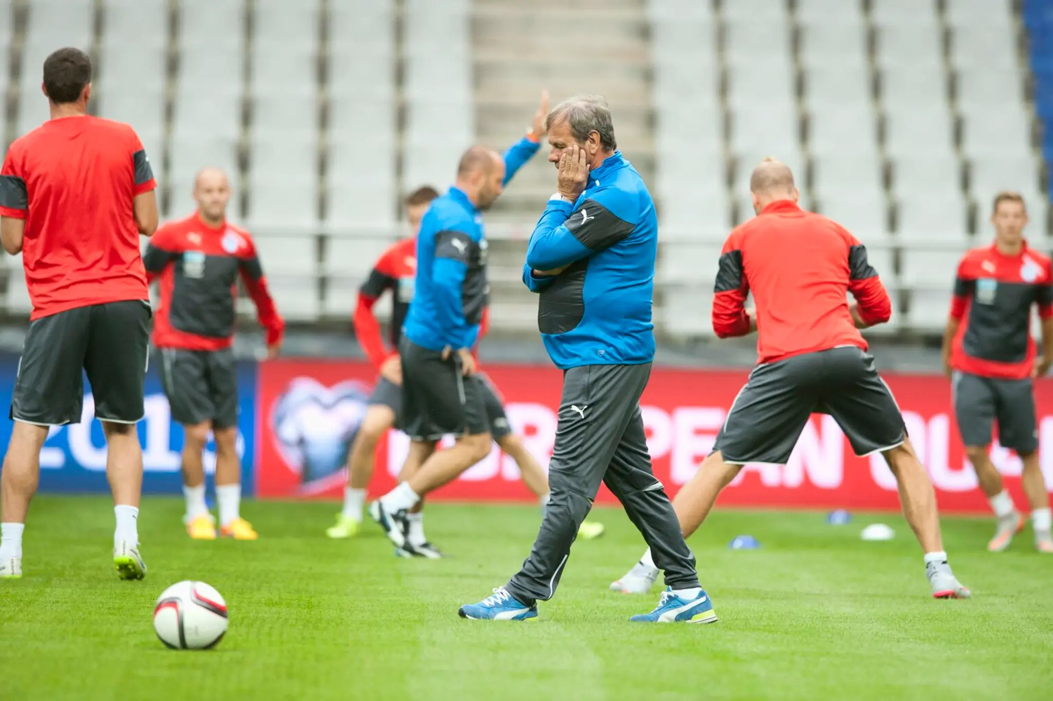 Zamyslený tréner slovenskej futbalovej reprezentácie Ján Kozák pred zápasom so Španielskom