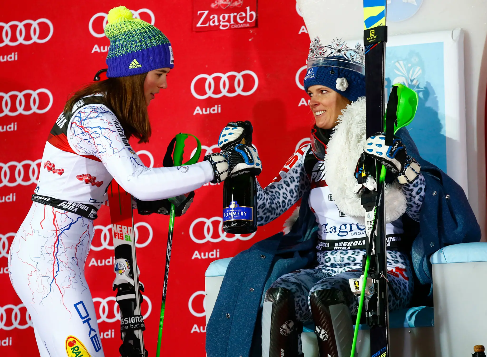 Petra Vlhová (vľavo) na snímke s Veronikou Velez-Zuzulovou po pretekoch SP slalomu v Záhrebe. 