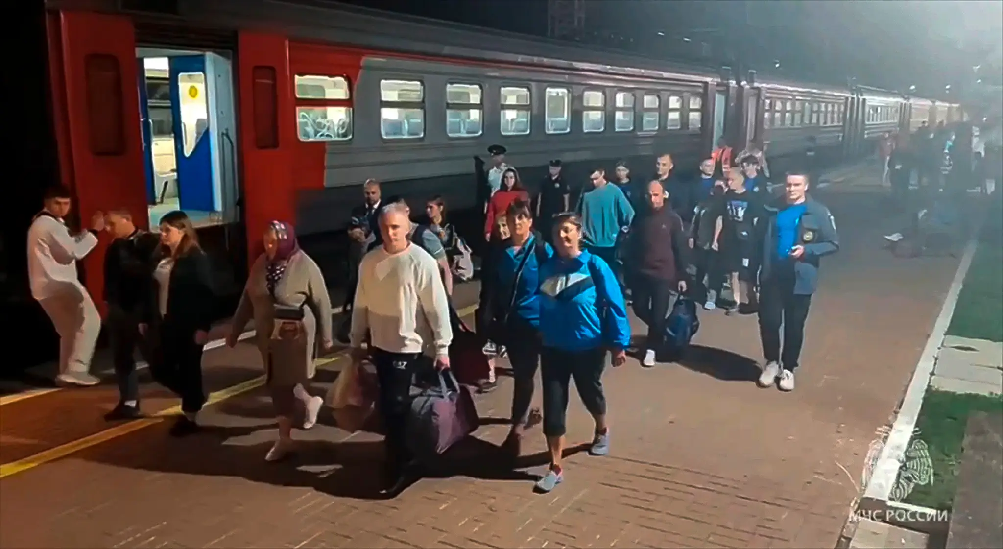 Na snímke obyvatelia, ktorých evakuujú z Kurskej oblasti.