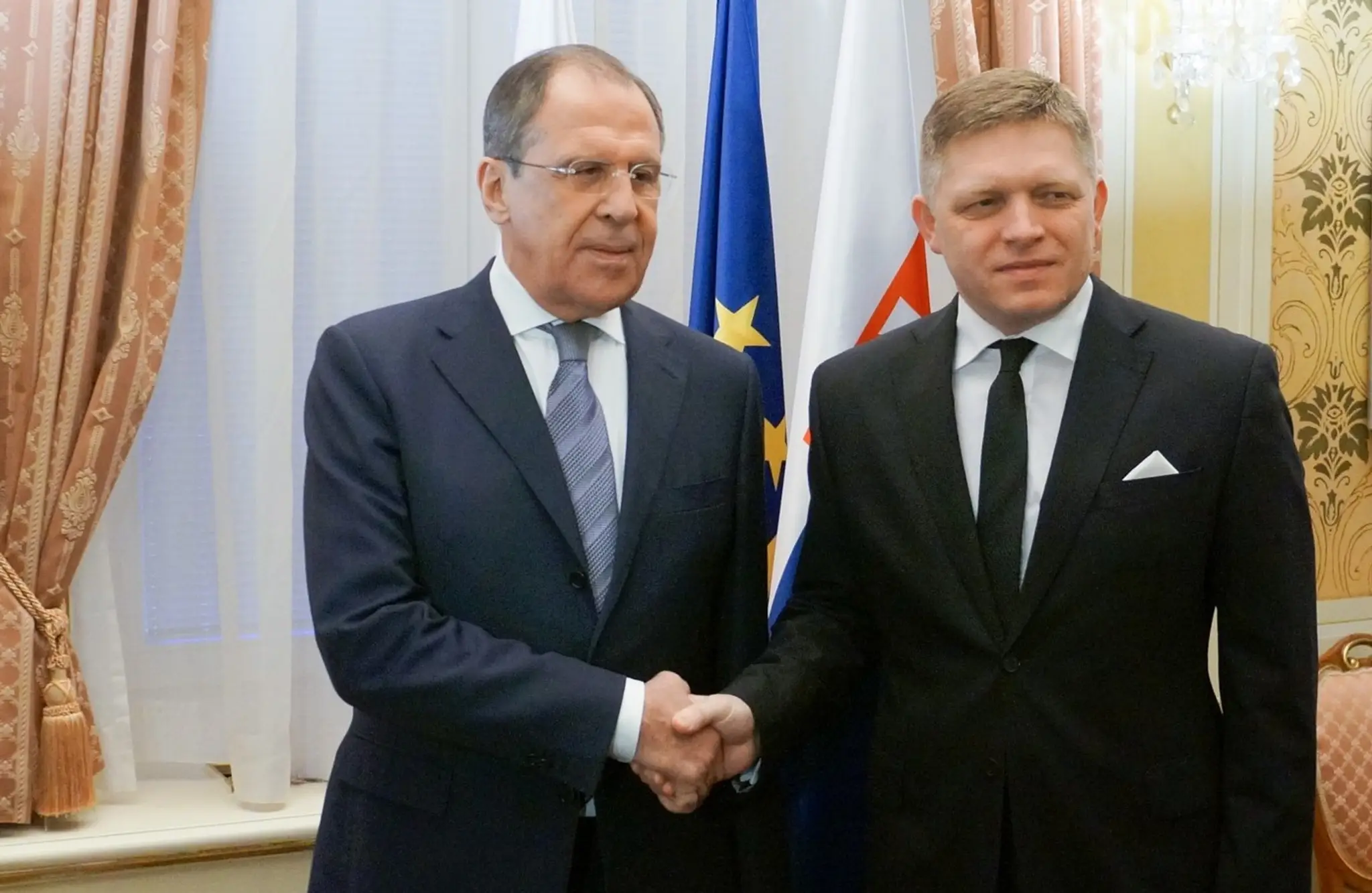 Na archívnej snímke z roku 2015 si Sergej Lavrov počas návštevy Bratislavy podáva ruku s  Robertom Ficom .