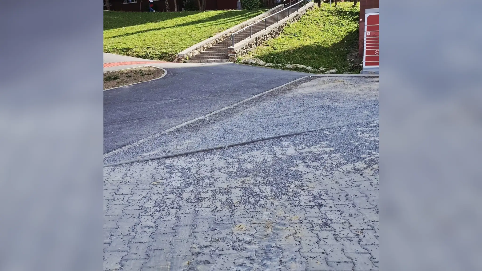 Problémový chodník nad zastávkou trápi obyvateľov.