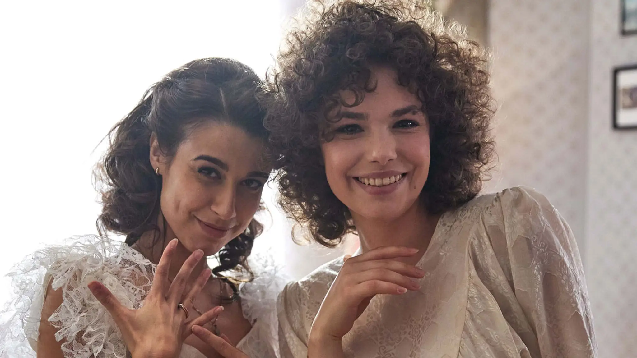 Adriána Brnčalová a Paula Lopatovská v seriáli Sľub