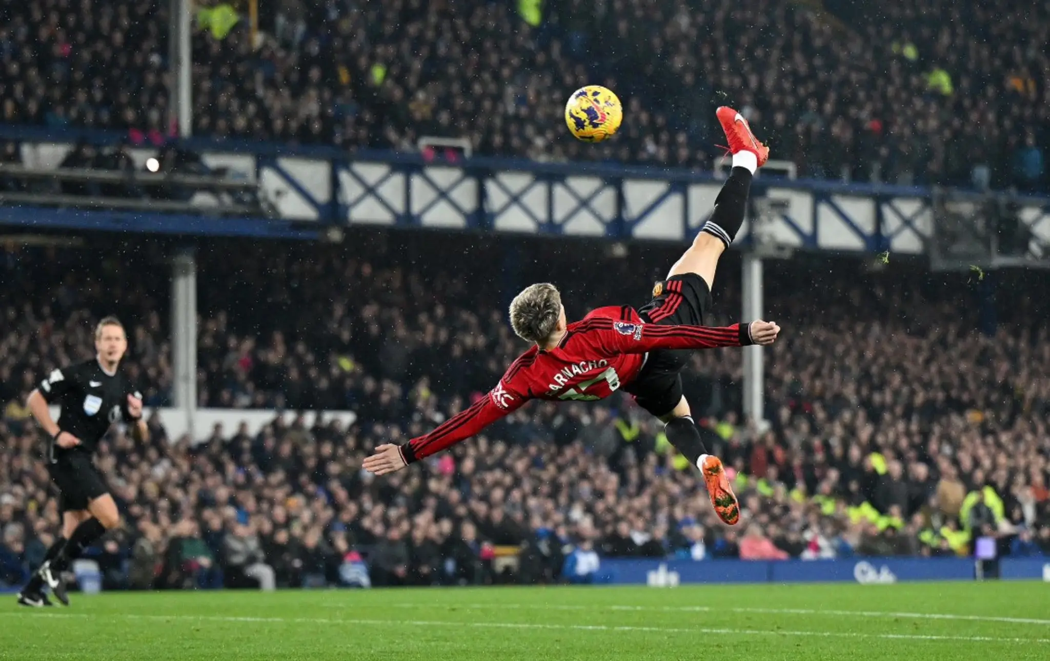 Alejandro Garnacho strieľa gól, ktorý zvíťazil v ankete Puskas Award 2024
