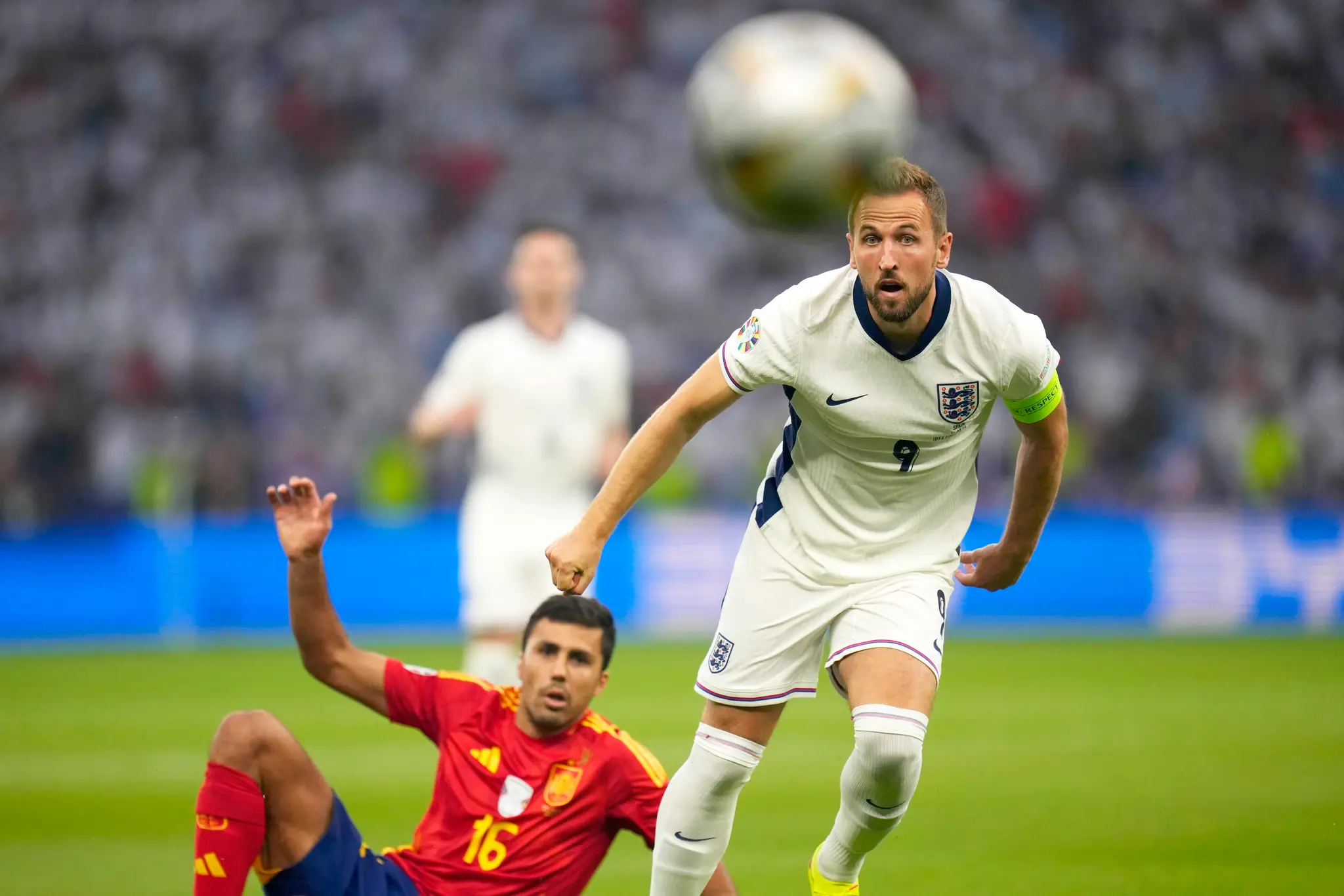 Sprava Angličan Harry Kane a Španiel Rodri vo finále ME 2024.