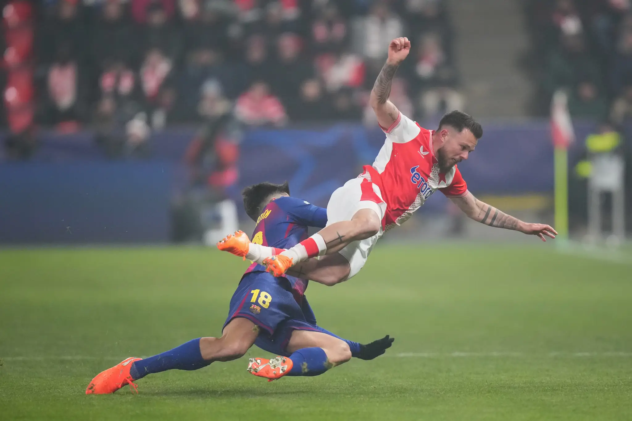 Na snímke hráč Slávie Vasil Kusej (vpravo) a hráč Barcelony Gerard Martin.