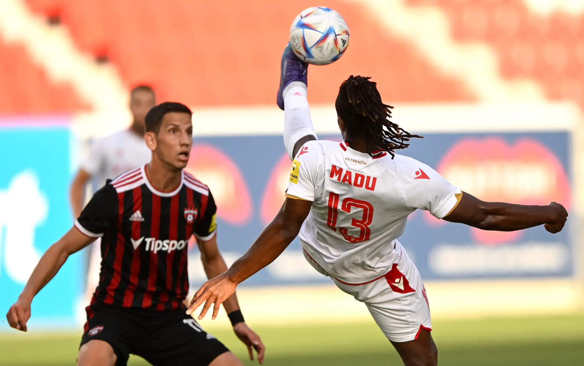 Na snímke zľava Jakub Paur (FC Spartak Trnava) a Kingsley Madu (AS Trenčín).