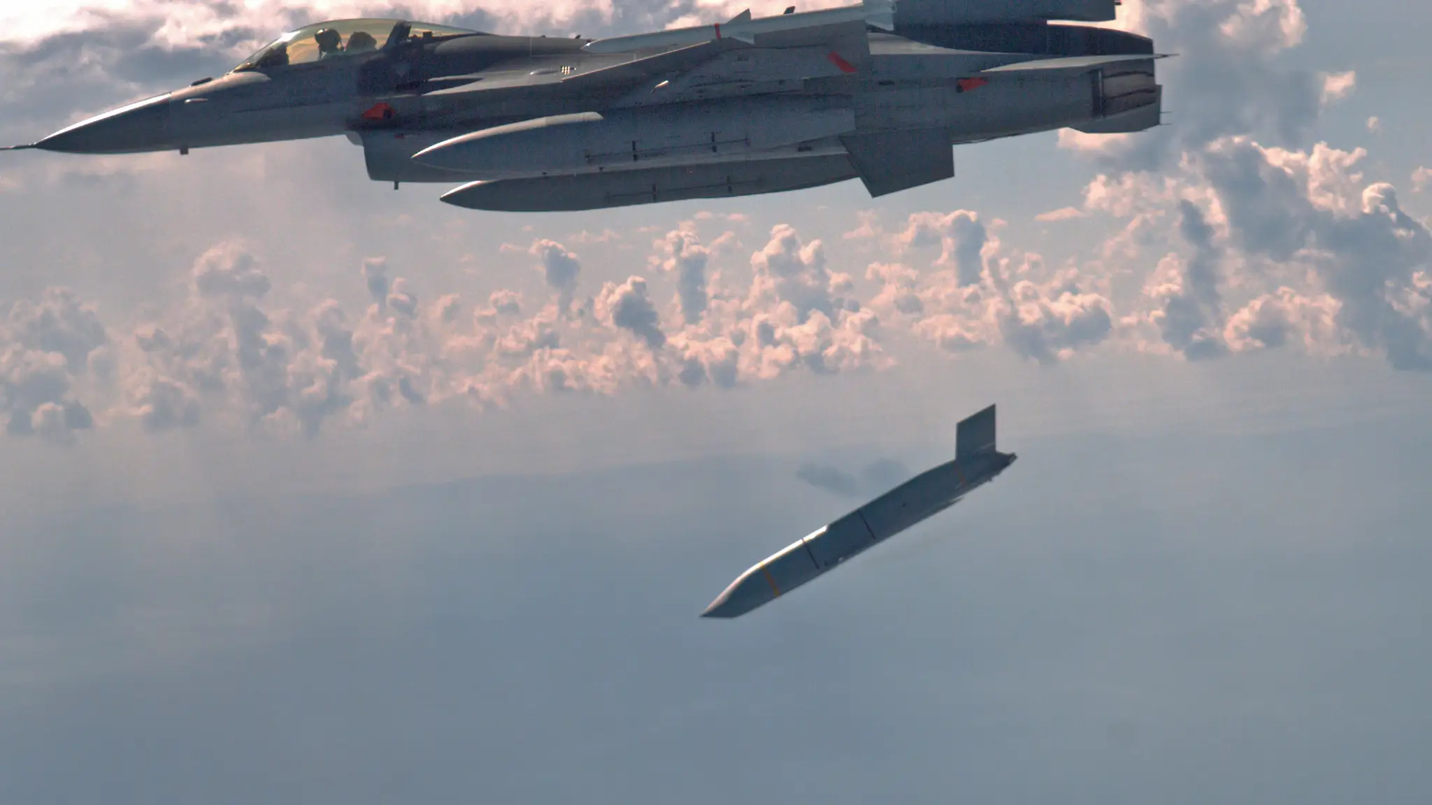 F-16 a  JASSM-ER,