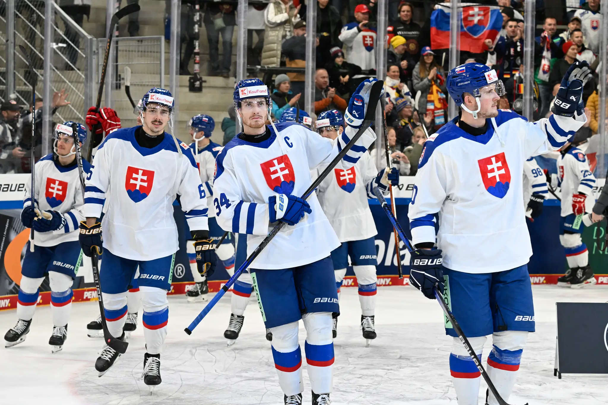 Slovenskí hokejisti ovládli Nemecký pohár.
