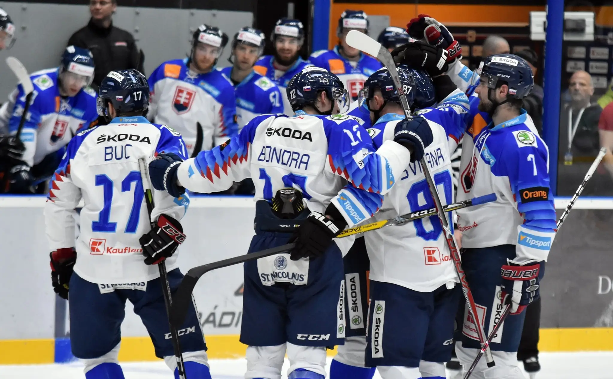 Hokejisti Slovenska sa tešia po strelení tretieho gólu v prípravnom zápase pred majstrovstvami sveta Slovensko - Lotyšsko.