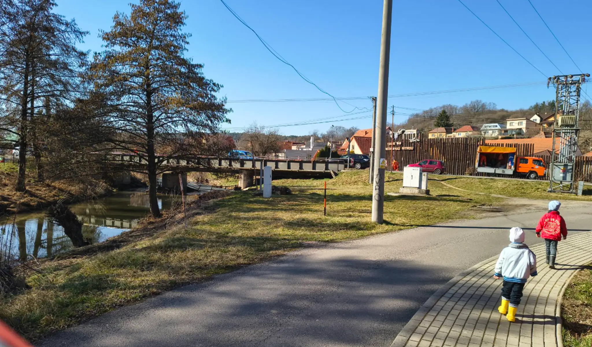 V Opatovciach nad Nitrou sa do rieky zrútila časť mostnej konštrukcie.