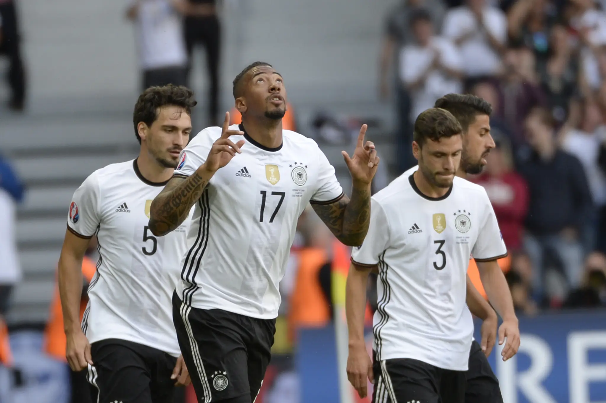 Na snímke uprostred Jerome Boateng (Nemecko) sa raduje po góle na 1:0 , vľavo Mats Hummels a vpravo Jonas Hector.
