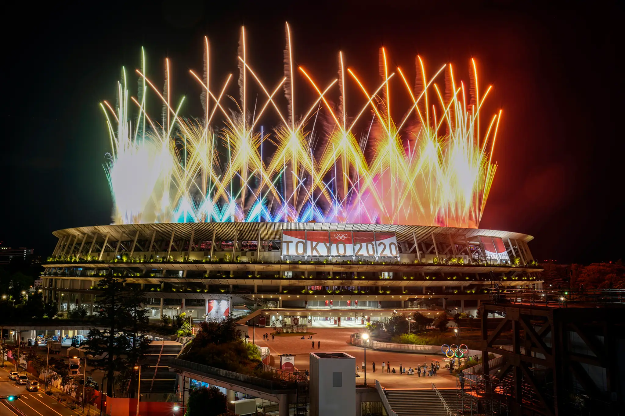 Ohňostroj počas záverečného olympijského ceremoniálu.